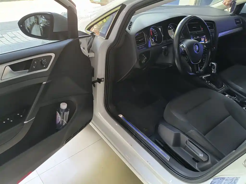 Volkswagen Golf Electric 2020 Chi фото 16