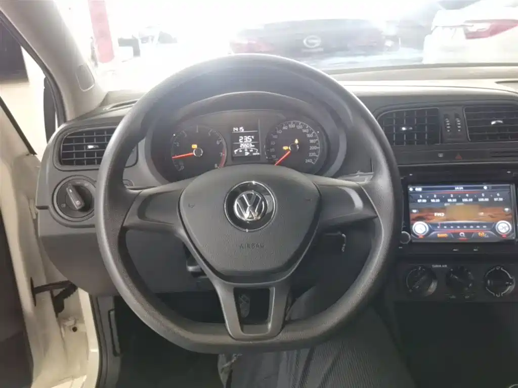 Volkswagen Polo 2016 1.4L Manual Trend фото 11