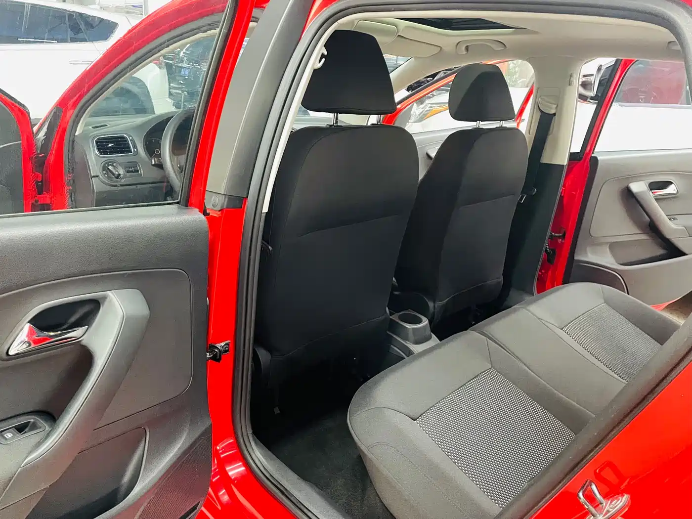 Volkswagen Polo 2011 1.4L Automatic Style Edition фото 6
