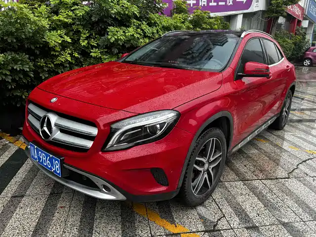 MERCEDES-BENZ GLA