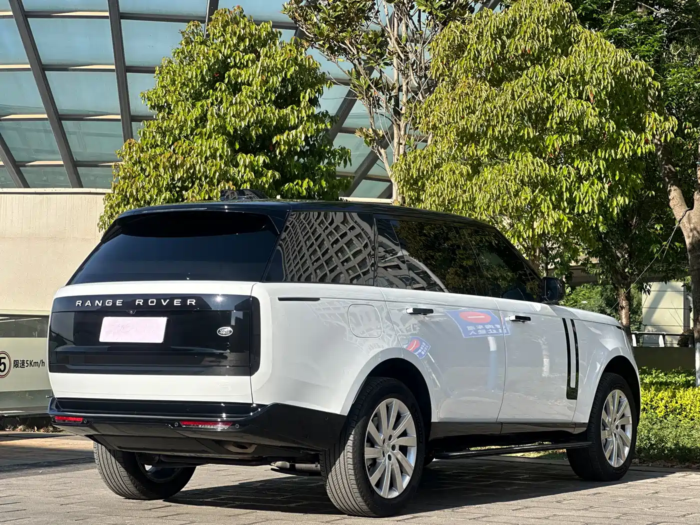 Land Rover Range Rover 2024 3.0 L6 400PS Golden Age Extended 7-Seater фото 4