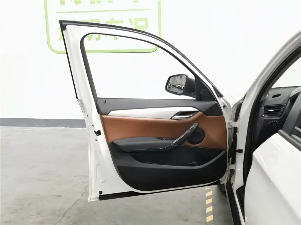 BMW X1 2014 sDrive18i Fashion Edition фото 8