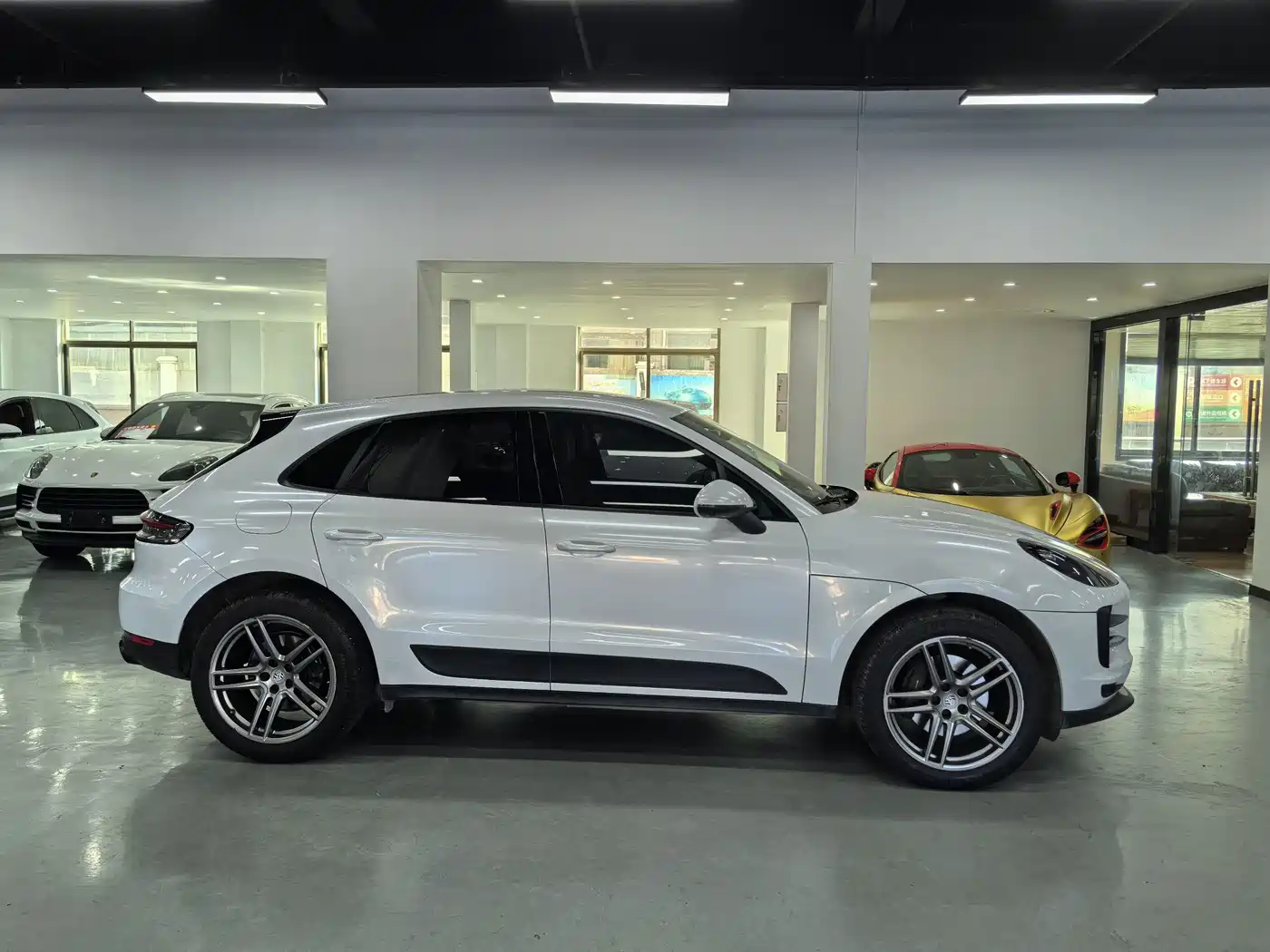 PORSCHE MACAN