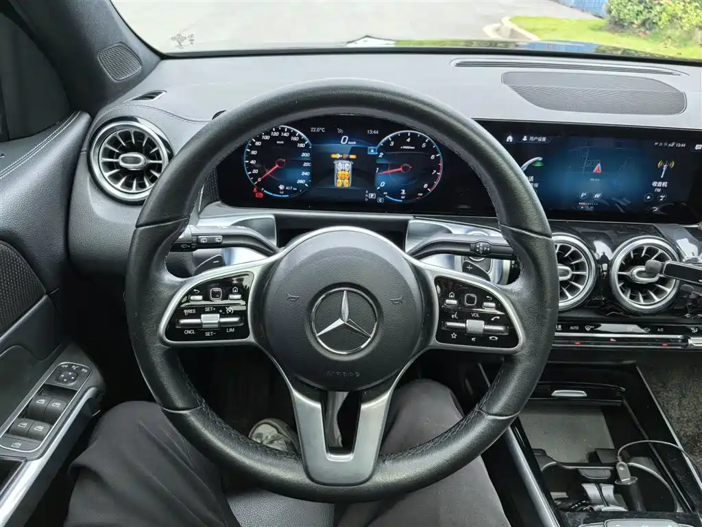 MERCEDES-BENZ GLB