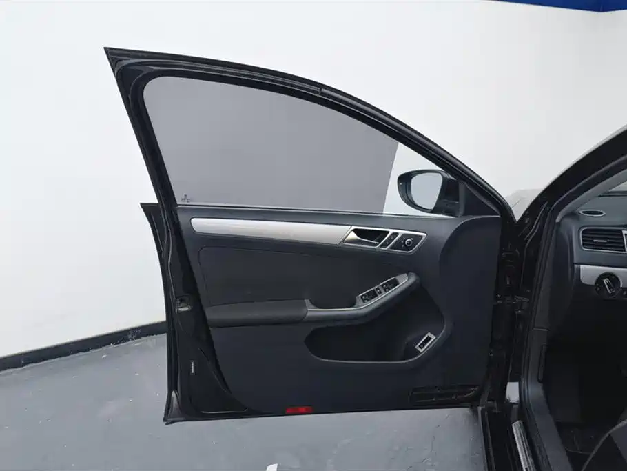 Volkswagen Sagitar 2014 Facelift 1.6L Manual Leading Version фото 7