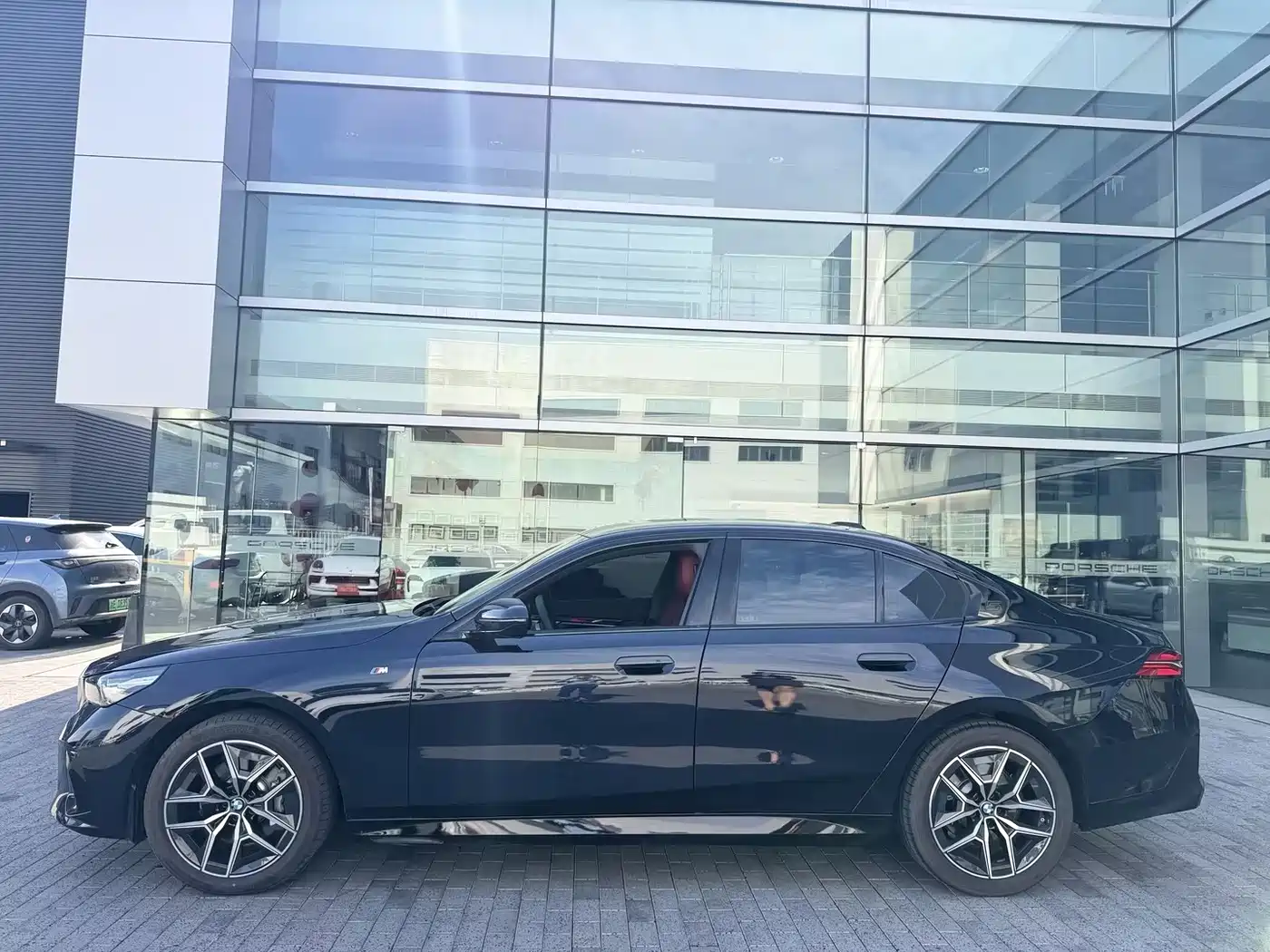 BMW 5 Series (Import) 2024 530i Leading Model M Sport Package фото 2