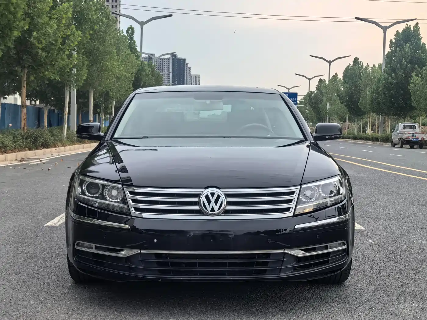 Volkswagen Phaeton 2011 3.6L V6 5-seat Extended Business Edition фото 2