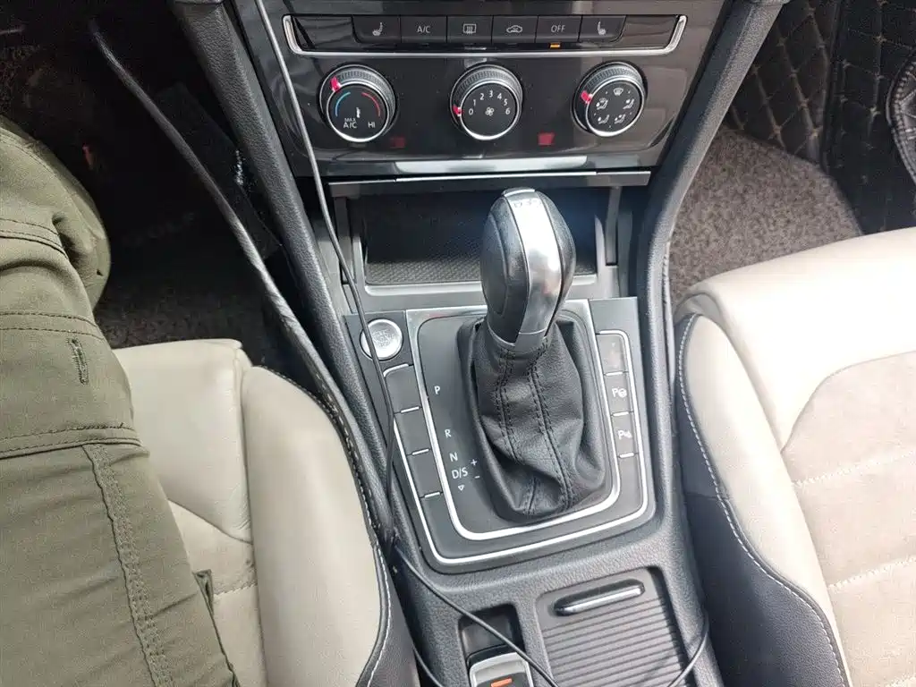 Volkswagen Golf 2017 230TSI Auto Luxury Millionth Anniversary Edition фото 7