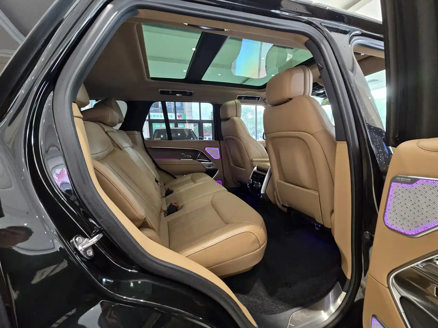 Land Rover Range Rover 2024 3.0 L6 360PS Golden Age Edition фото 16