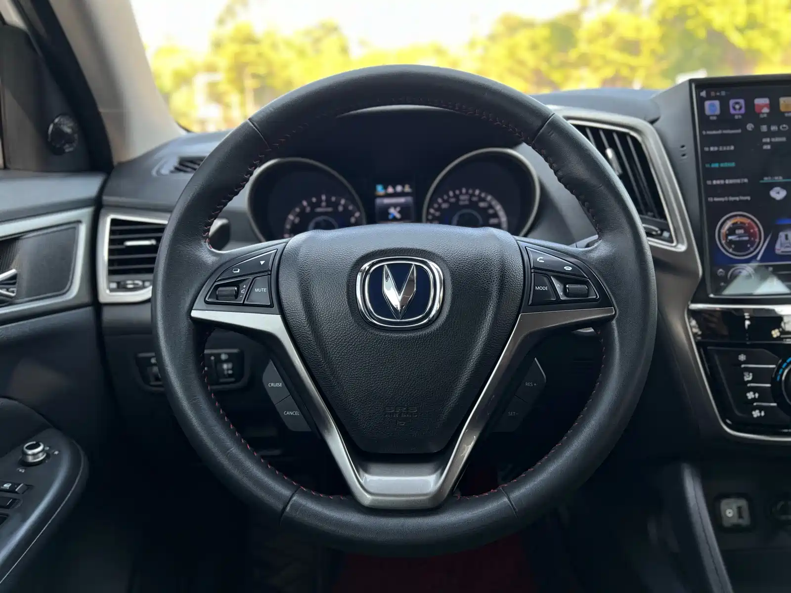 Фото 20 - Changan CS75