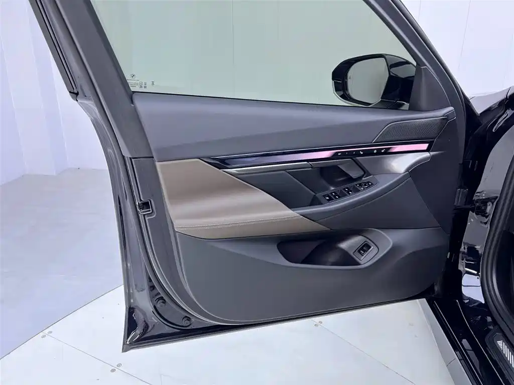 BMW 5 Series 2025 525Li M Sport Package фото 17