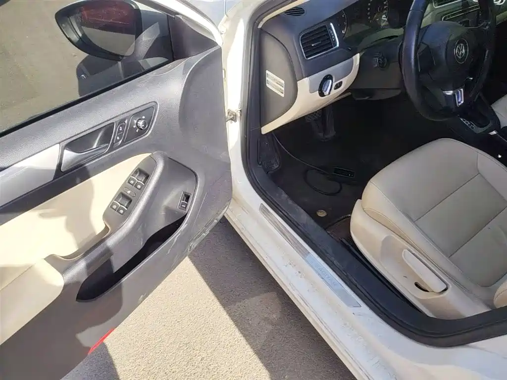 Volkswagen Sagitar 2014 Facelift 1.6L Automatic Comfort фото 16
