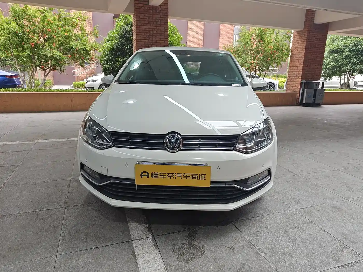 Volkswagen Polo 2014 1.6L Automatic Luxury Edition фото 7