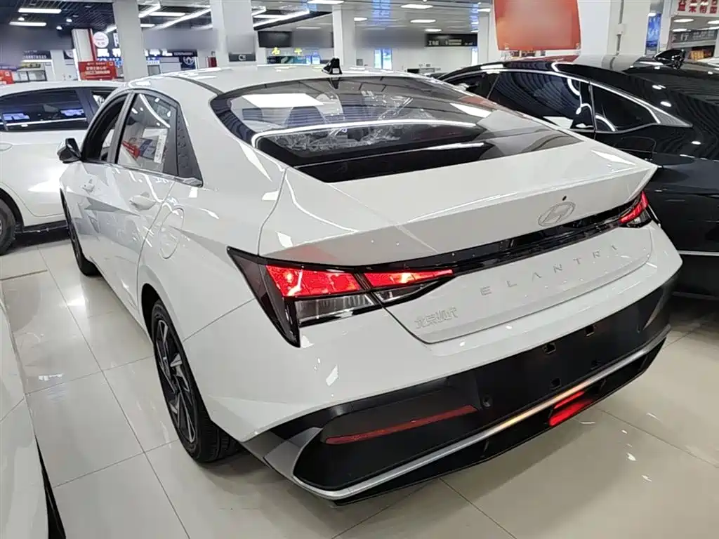 Hyundai Elantra 2023 1.5L CVT GLX Elite Edition фото 5