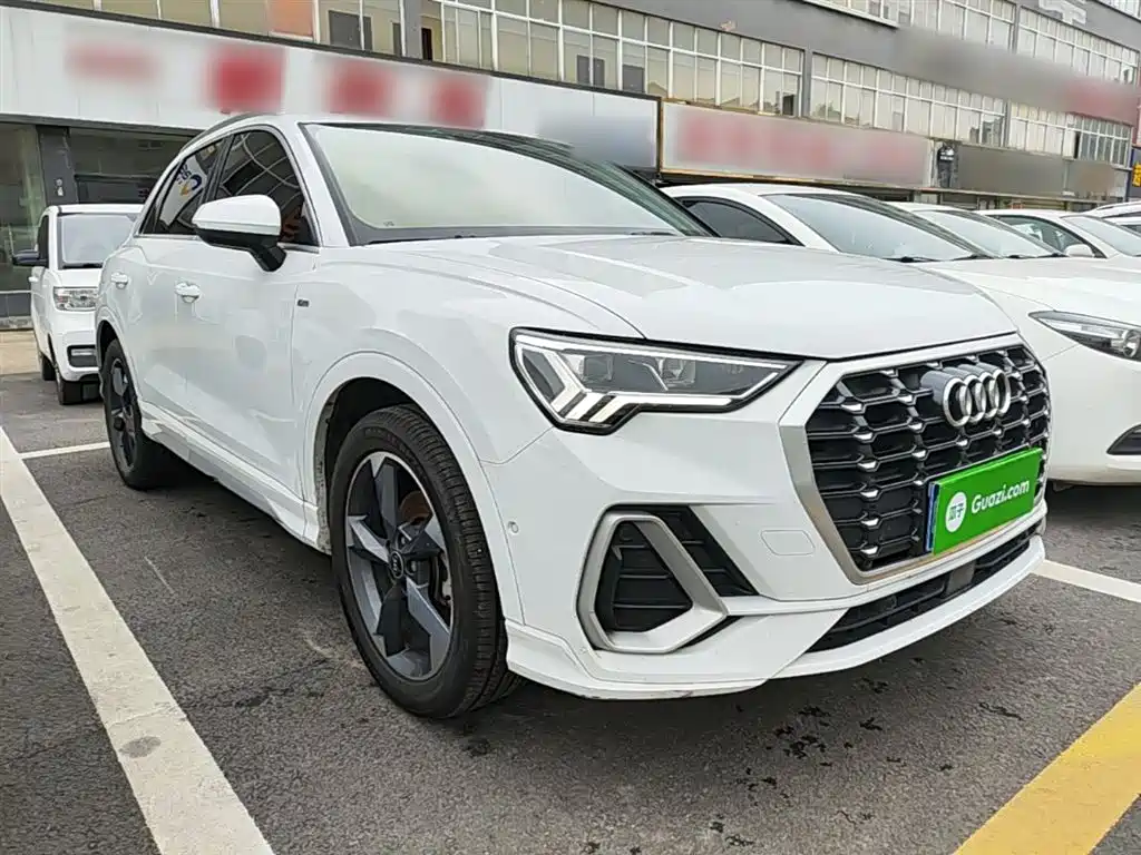AUDI Q3