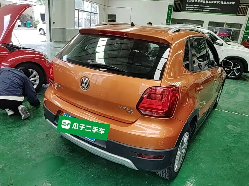 Volkswagen Polo 2016 1.6L Cross Polo Automatic фото 7