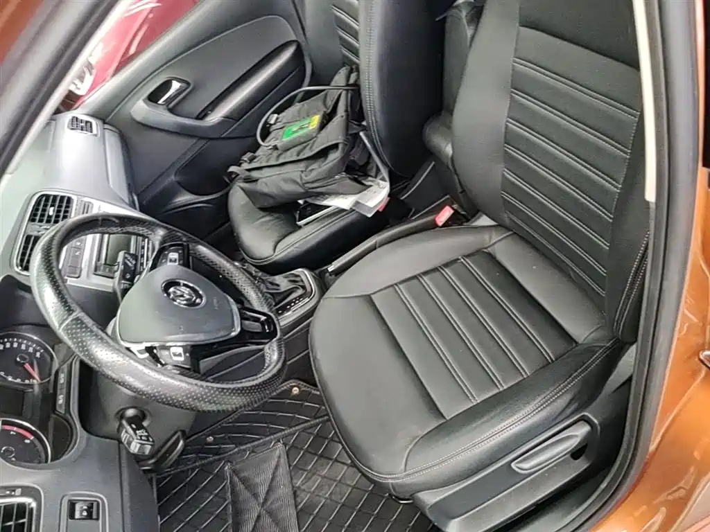 Volkswagen Polo 2016 1.6L Cross Polo Automatic фото 15