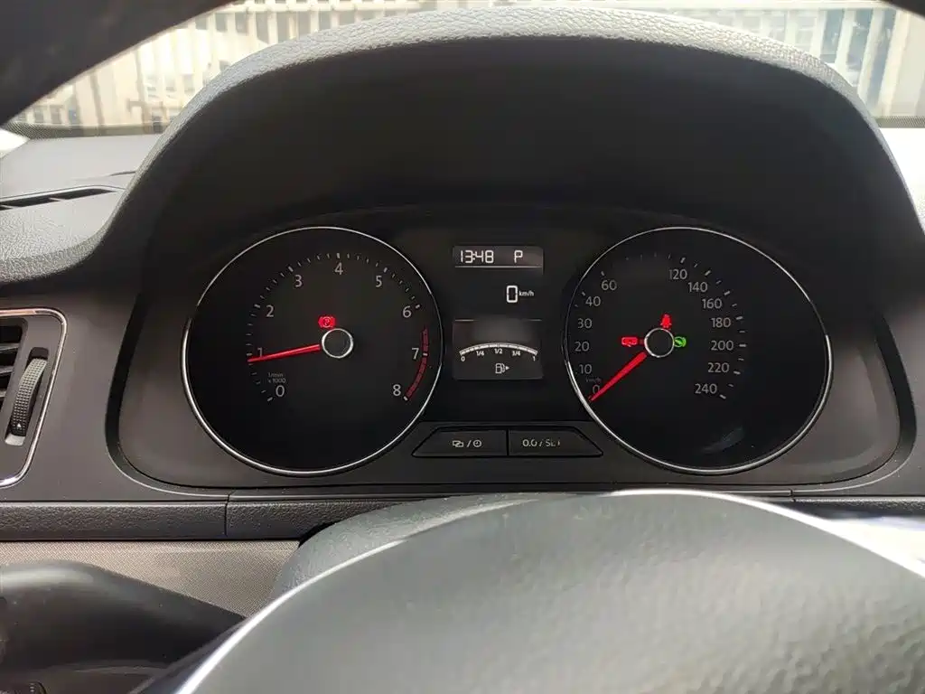 Volkswagen Lavida 2015 1.6L Automatic Comfort Edition фото 4