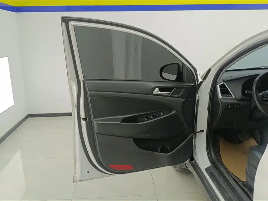 Hyundai Tucson 2015 2.0L Automatic 2WD Smart фото 7