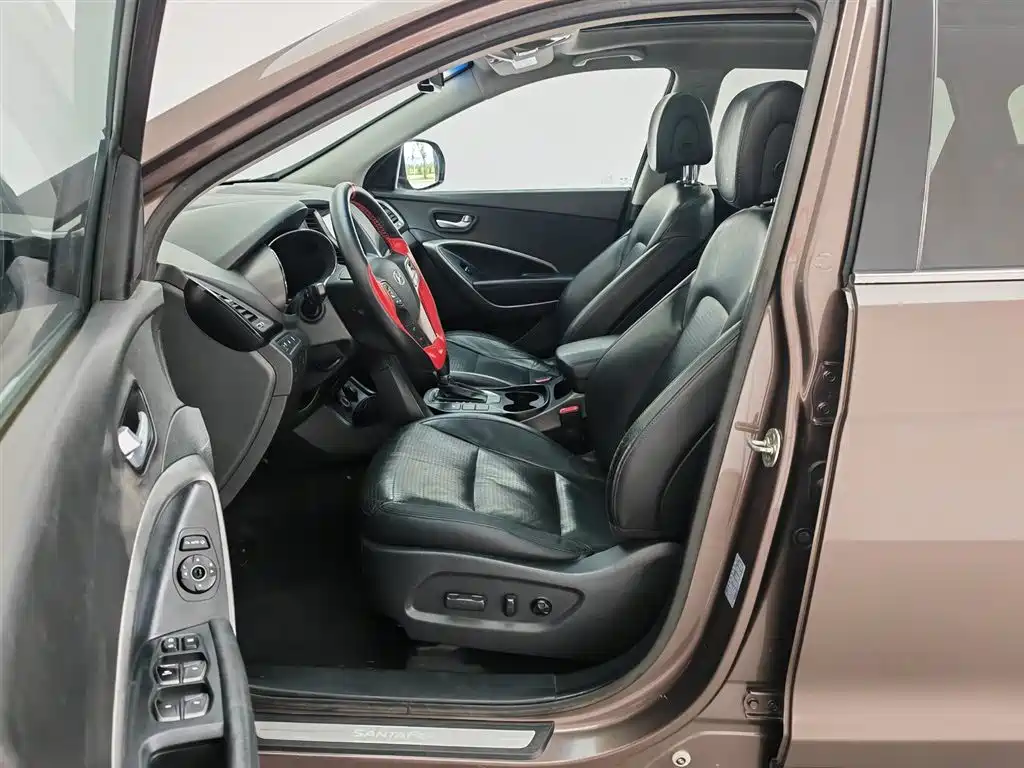 Hyundai Grand Santa Fe 2013 3.0L 7-Seater 4WD Comfort Edition фото 10