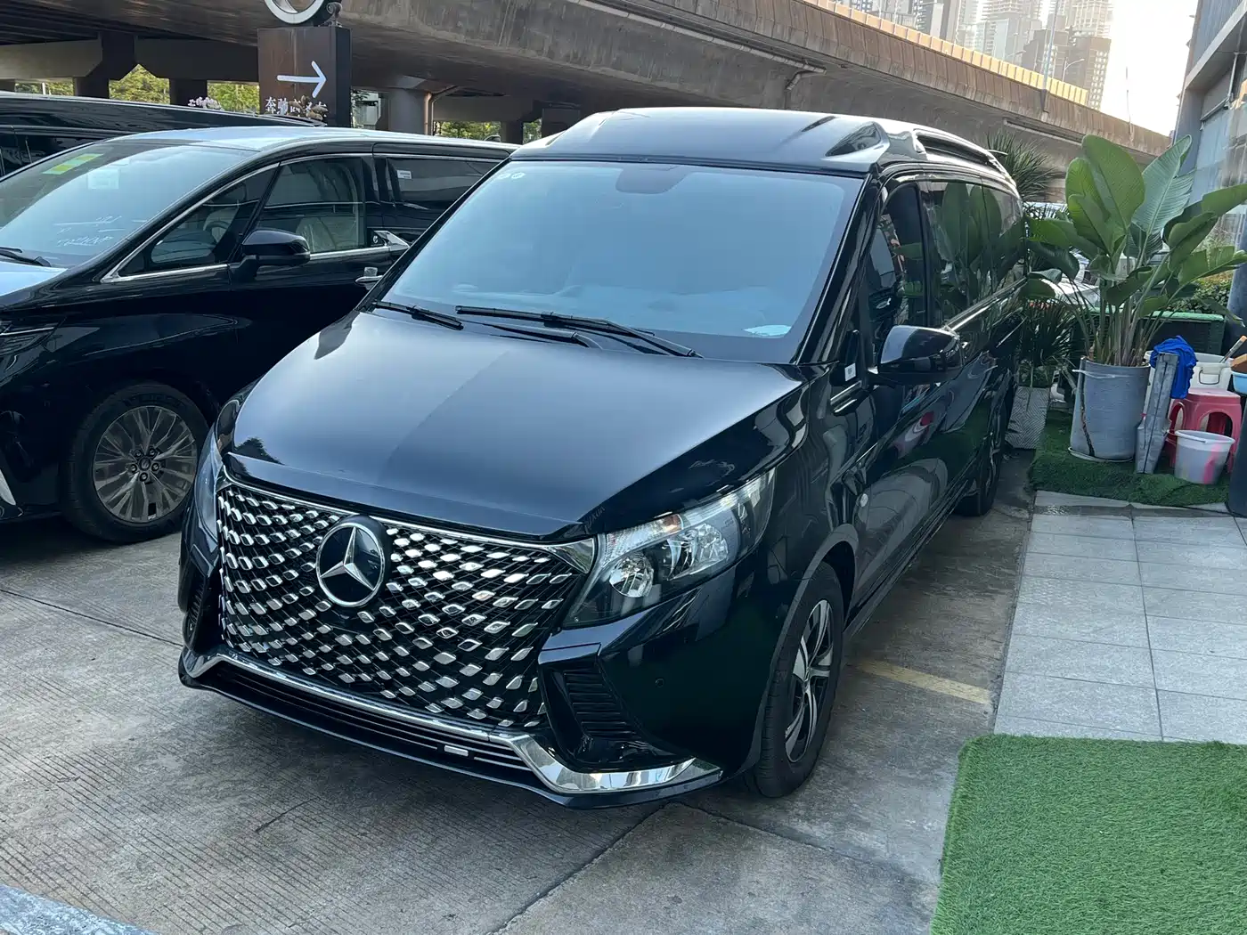 Mercedes-Benz V-Class 2024 V 300 L Long Wheelbase Premium фото 8