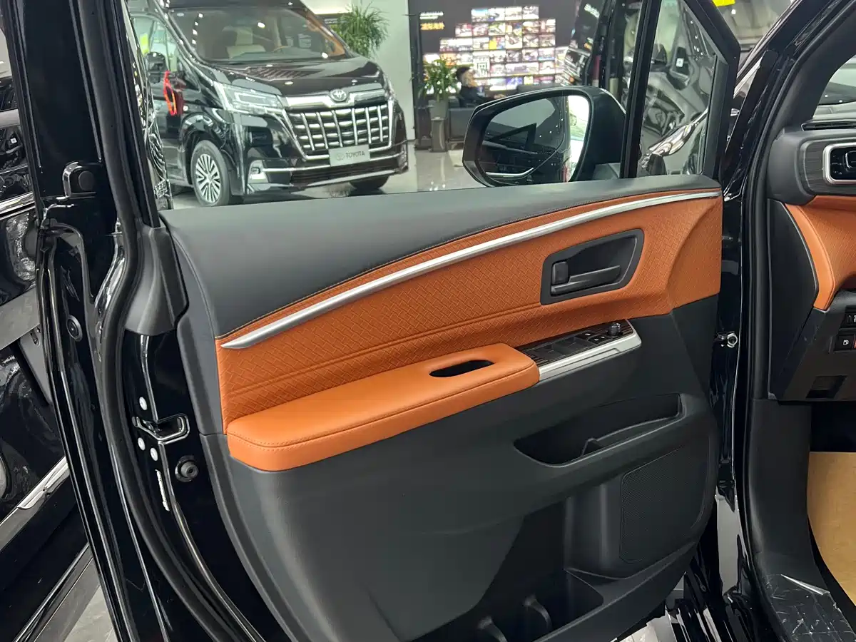 Toyota Granvia 2026 Model 2.5L Hybrid Comfort Edition фото 4