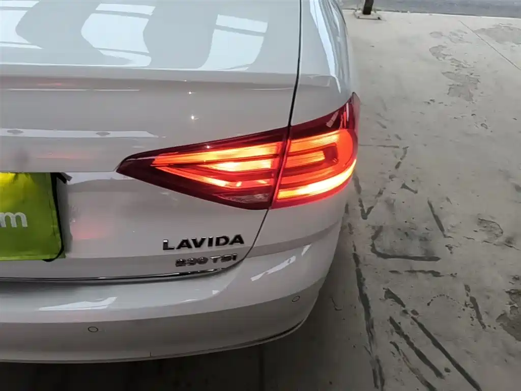 Volkswagen Lavida 2017 230TSI DSG Comfort Edition фото 8