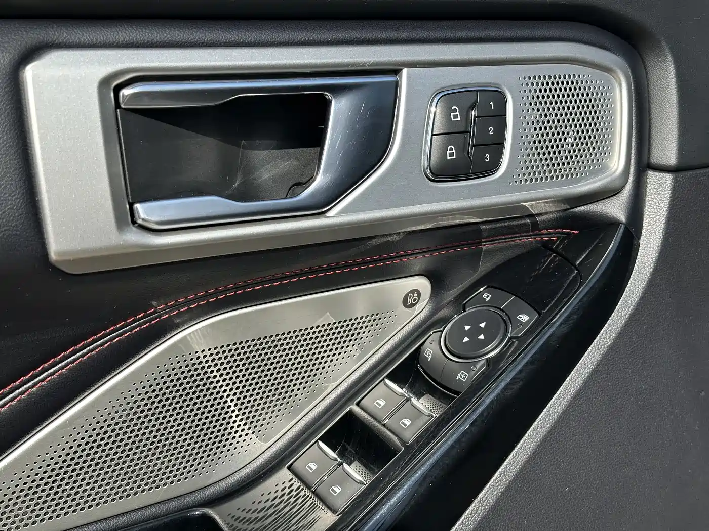 Фото 9 - Ford Explorer