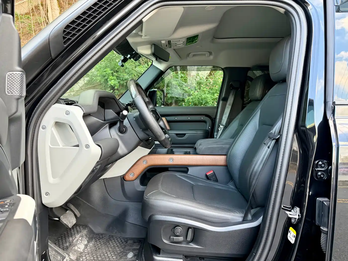 Land Rover Defender 2022 110 P400 Dark Special Edition фото 7