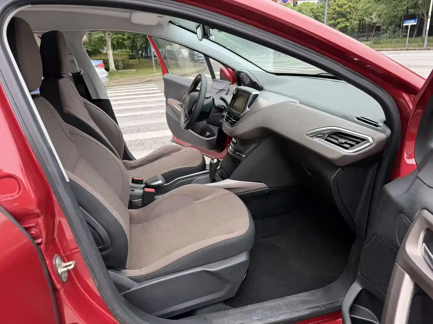 Peugeot 2008 2014 1.6L Automatic Fashion Edition фото 13