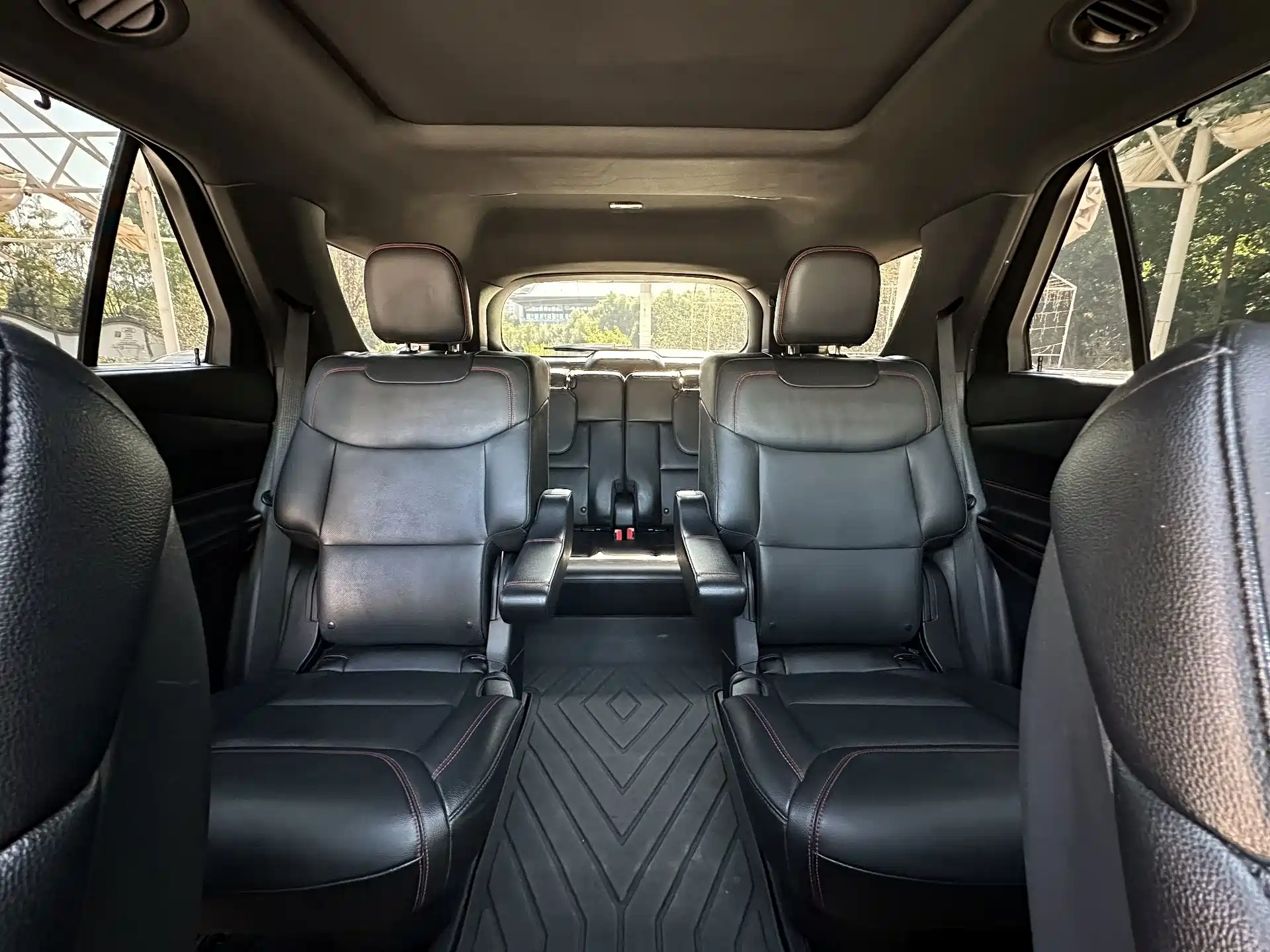 Фото 29 - Ford Explorer