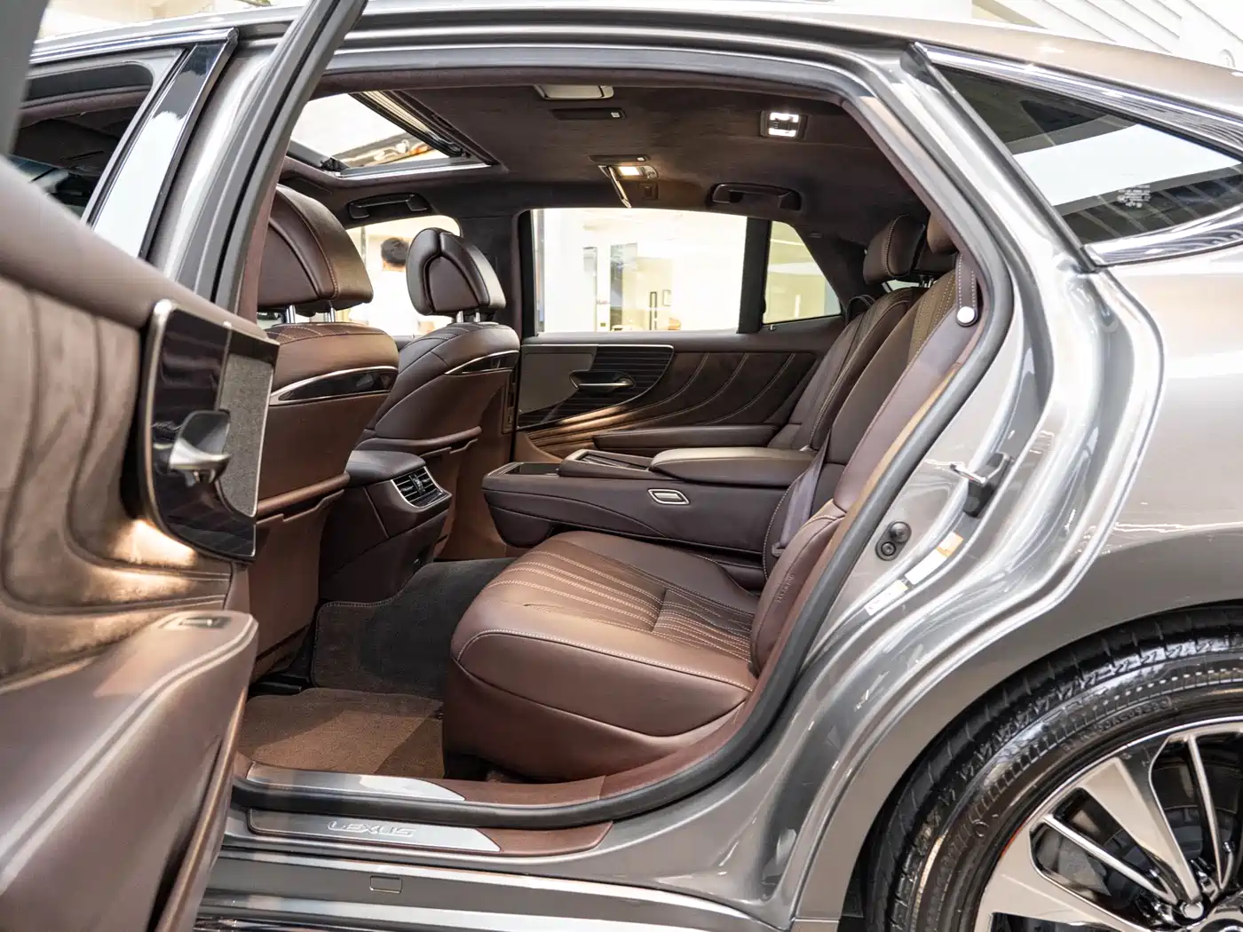Lexus LS 2018 500h Luxury Edition China V фото 10