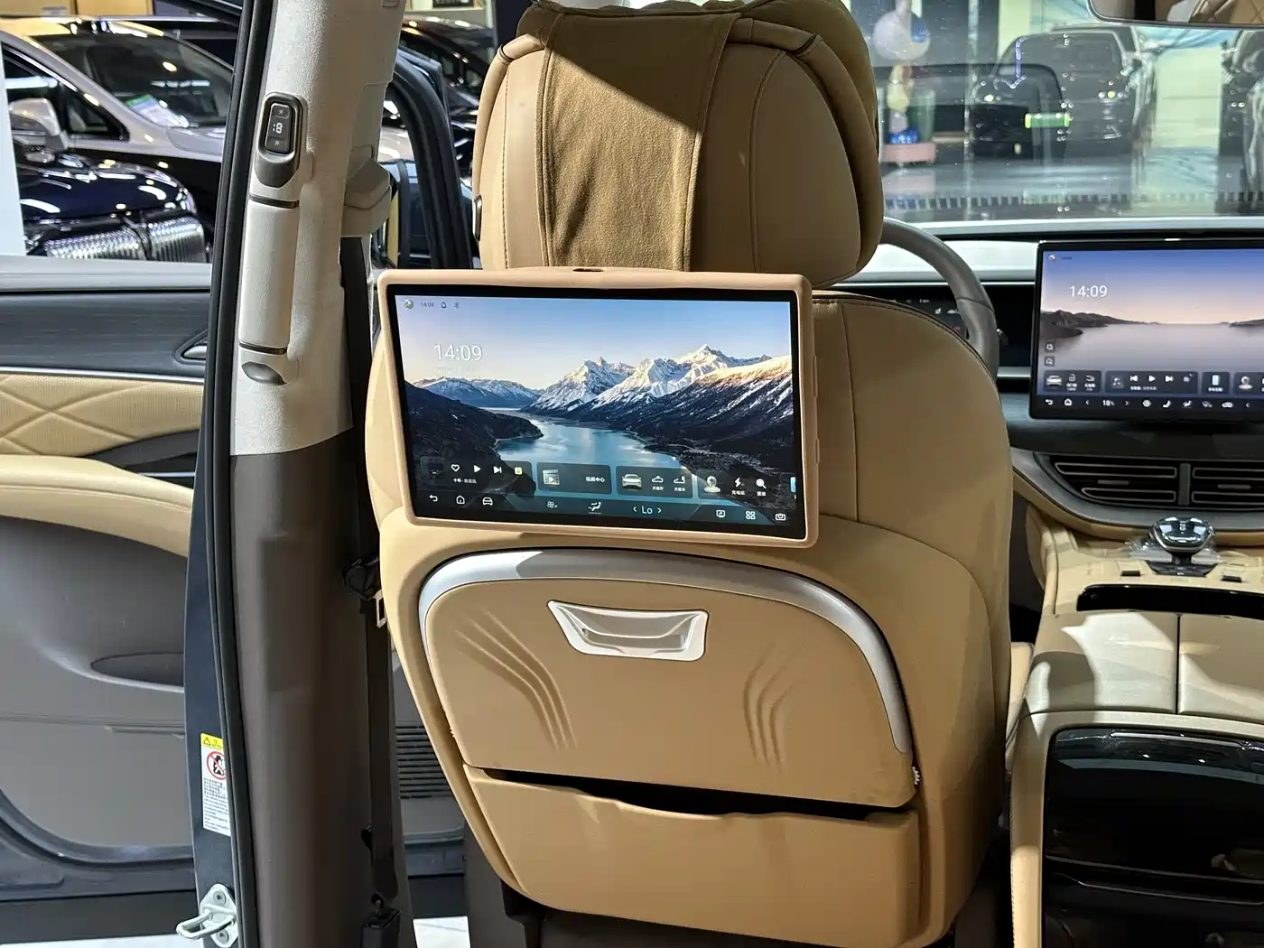 Denza D9 2022 DM-i 970 AWD Flagship фото 19