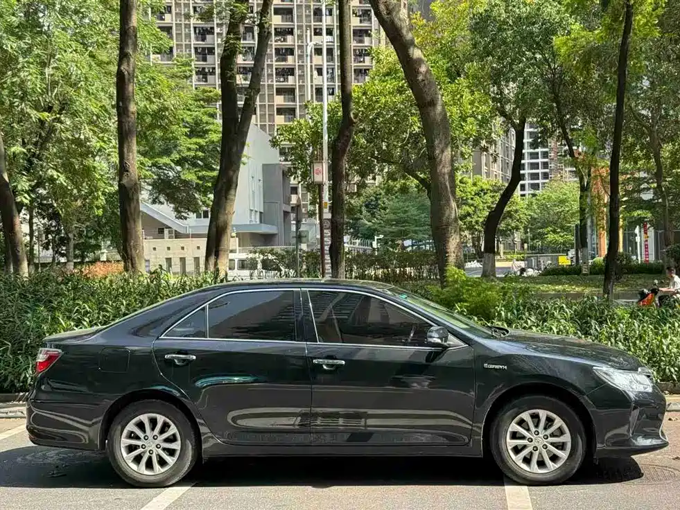 Toyota Camry 2016 Hybrid 2.5HG 10th Anniversary Luxury Navigation Edition фото 4