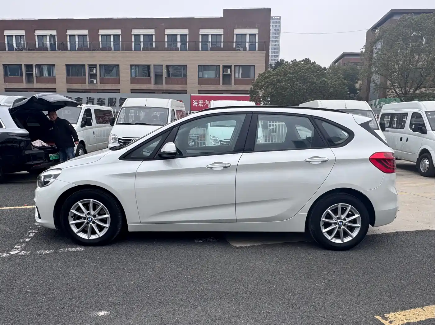 BMW 2 Series Touring 2018 218i Sport Line фото 7