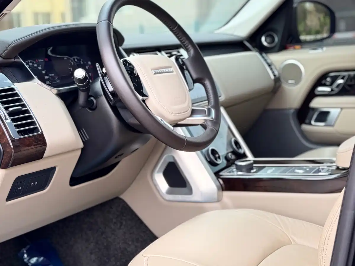 Land Rover Range Rover 2022 3.0 L6 360PS Golden Age Edition фото 23