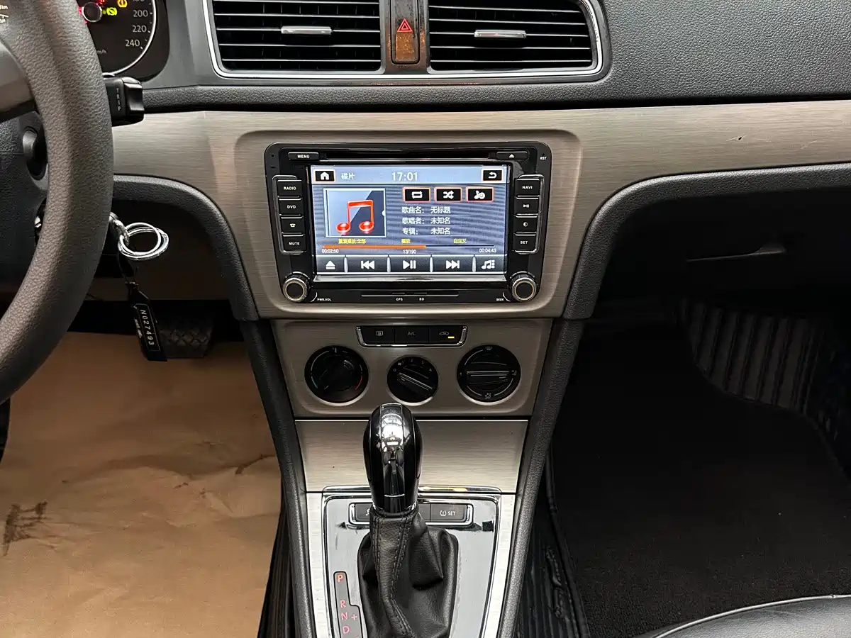 Volkswagen Lavida 2013 Facelift Classic 1.6L Automatic Comfort фото 13