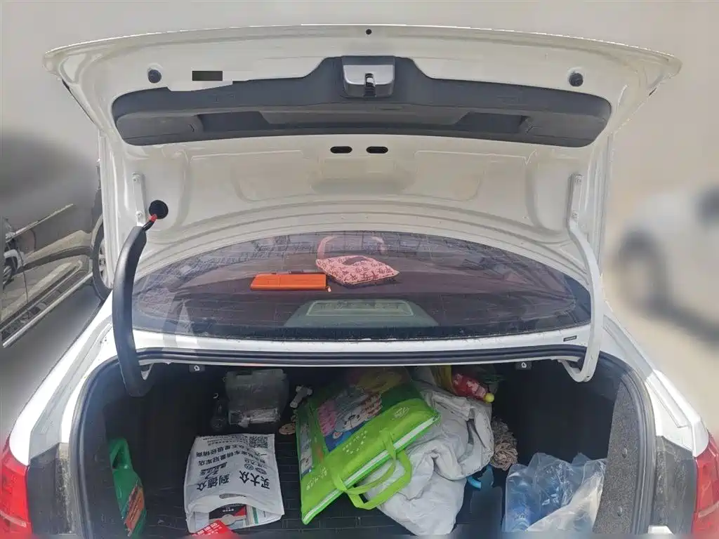 Volkswagen Sagitar 2015 1.6L Automatic Comfort фото 10