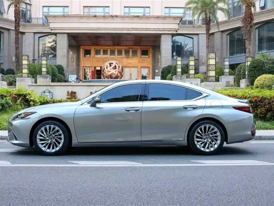 Lexus ES 2021 300h Executive Edition фото 11
