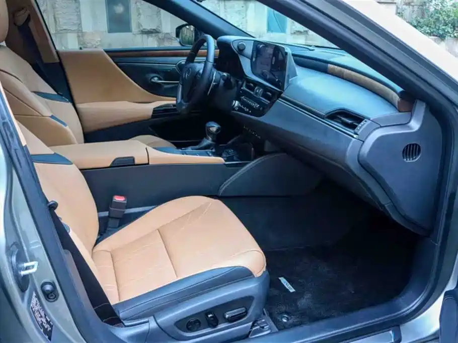 Lexus ES 2021 300h Executive Edition фото 2