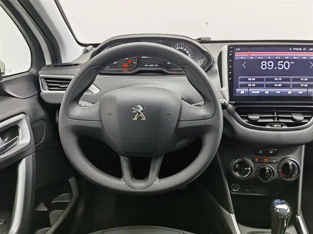 Peugeot 2008 2014 1.6L Automatic Trend Edition фото 11
