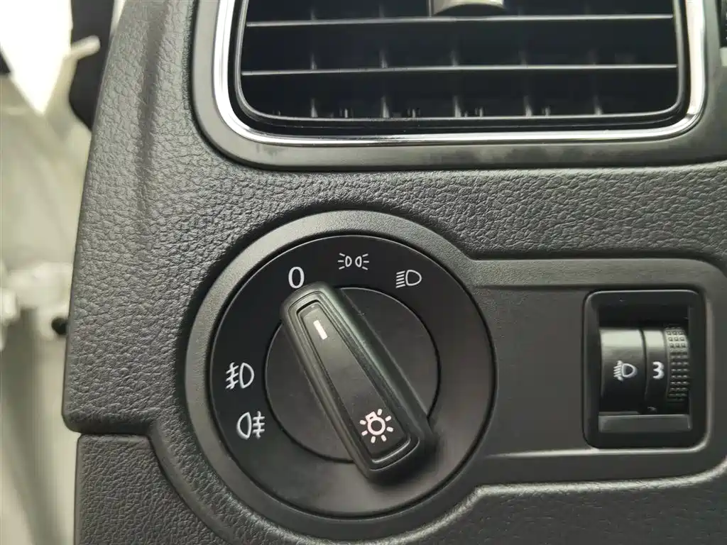 Volkswagen Polo 2016 1.6L Automatic Comfort фото 21