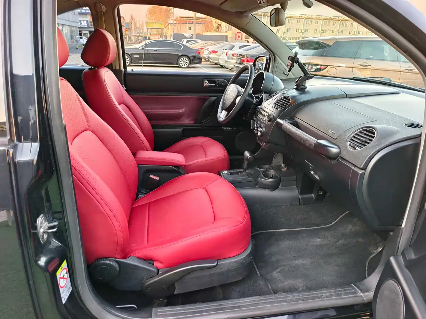 Volkswagen Beetle 2010 1.8T BlackOrange Luxury Edition фото 12