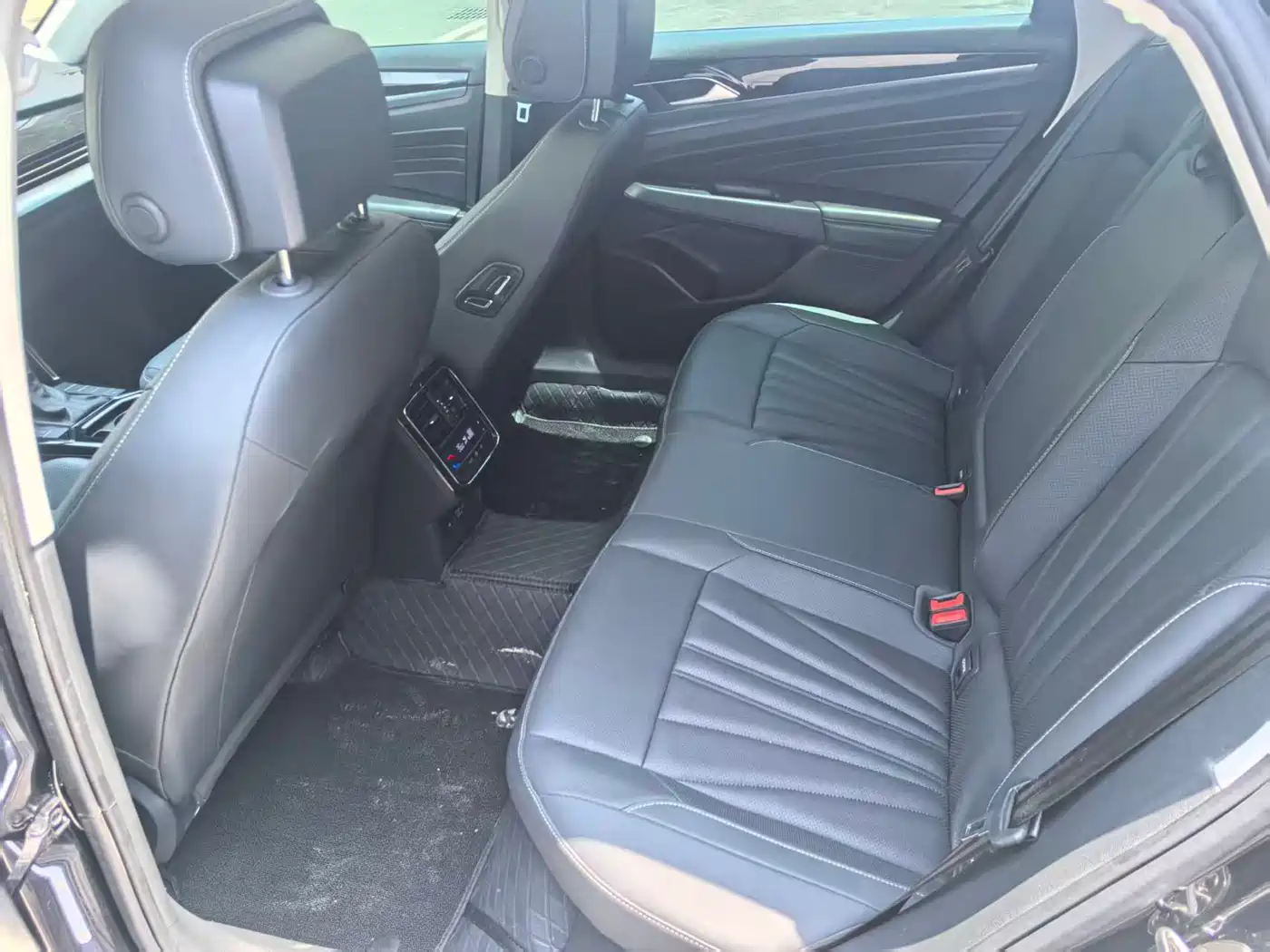 Volkswagen Passat 2025 Outstanding 380TSI Dragon Soaring Edition фото 5