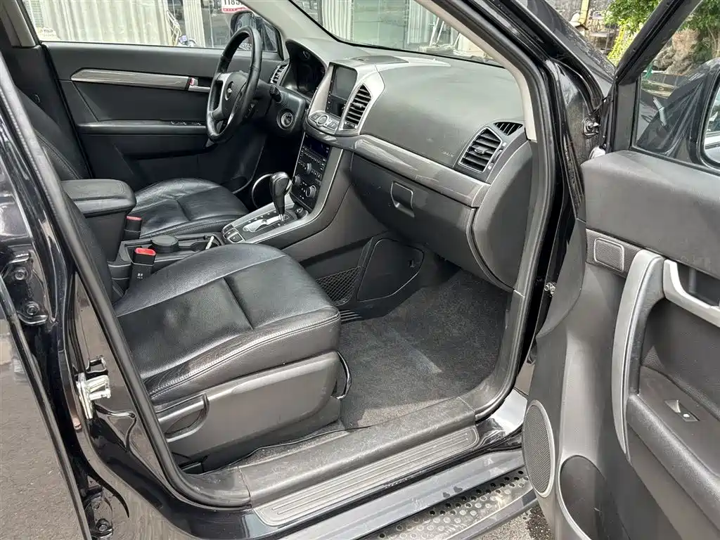Chevrolet Captiva (Import) 2011 Model 2.4 AT 7-Seater Luxury Navigation Edition фото 8