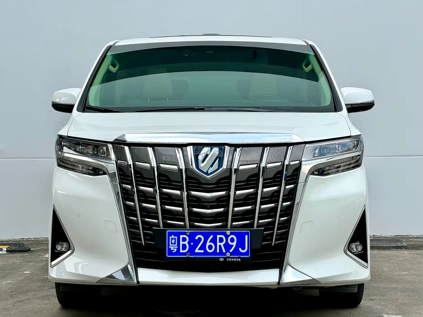Toyota Alphard 2019 Hybrid 2.5L Premium Edition фото 2