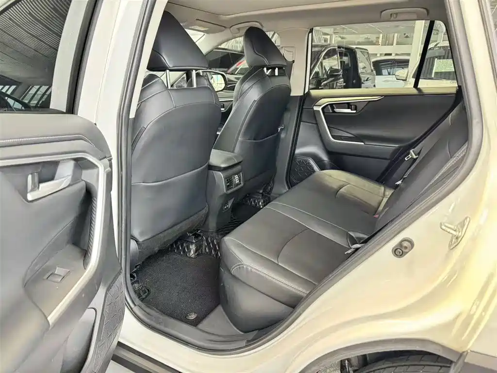 Toyota Wildlander 2023 Hybrid 2.5L E-CVT FWD Luxury PLUS Edition фото 7