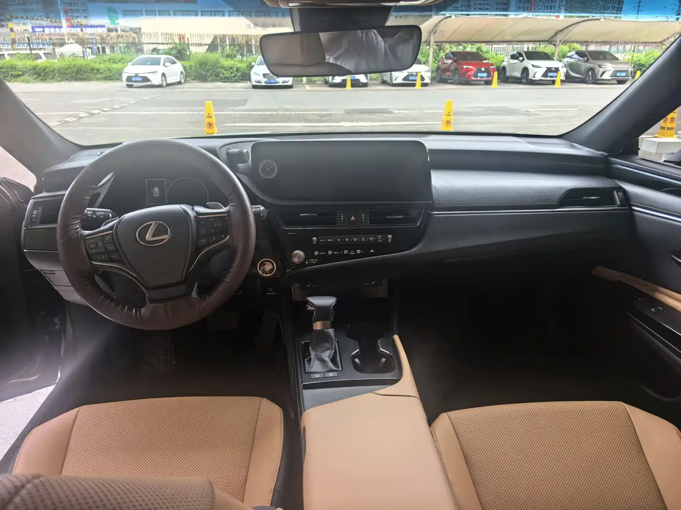 Lexus ES 2023 200 Excellence Edition фото 12