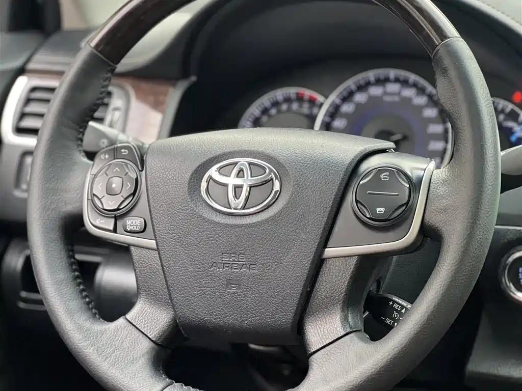 Toyota Camry 2016 2.5G 10th Anniversary Luxury Navigation Edition фото 13