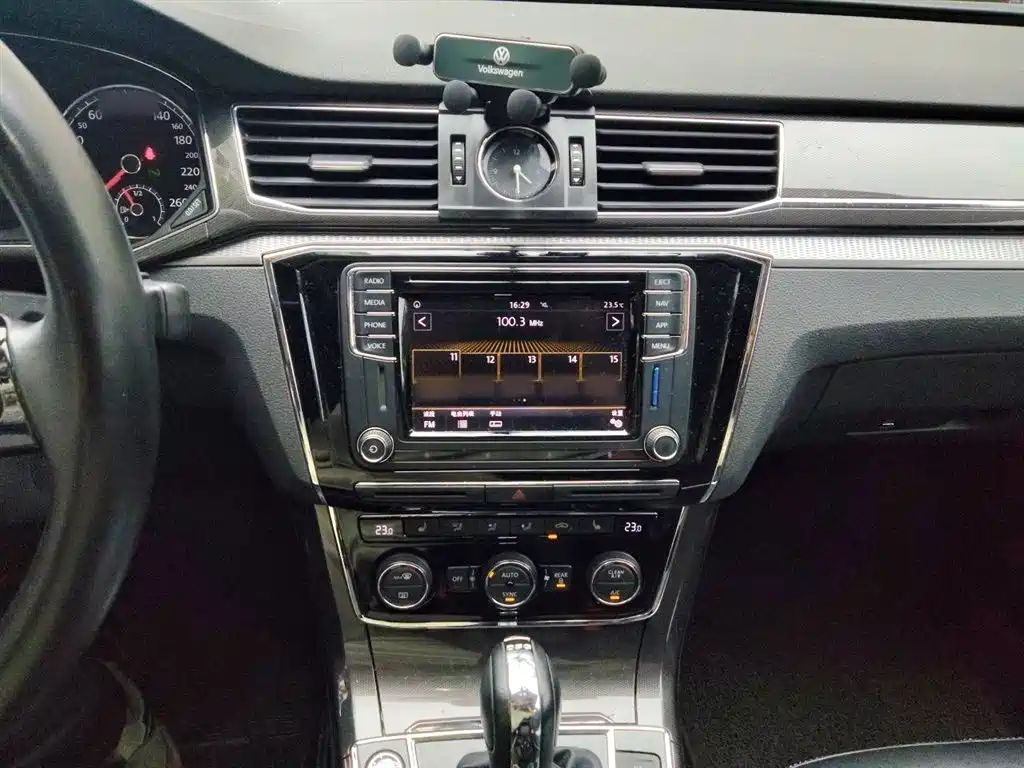 Volkswagen Passat 2017 330TSI DSG Luxury фото 6
